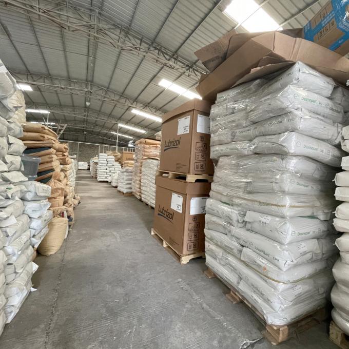 Granulat termoplastycznego poliuretanu (TPU) Virgin 64D luzem, trudnopalny, w kolorze Flame Red, próbki TPEE TPU 17