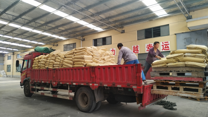 Granulat termoplastycznego poliuretanu (TPU) Virgin 64D luzem, trudnopalny, w kolorze Flame Red, próbki TPEE TPU 18